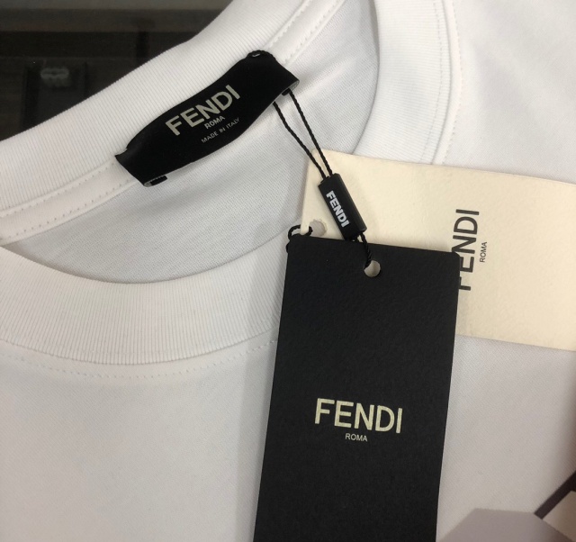 펜디 FENDI 남성 라운드 반팔 F1123