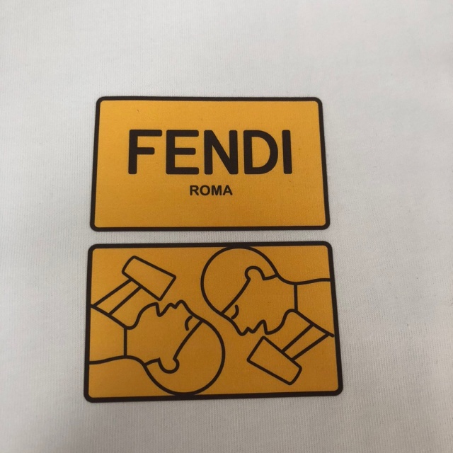 펜디 FENDI 남성 라운드 반팔 F1124