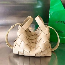 보테가 BOTTEGA VENETA 여성 토트백 BO0944