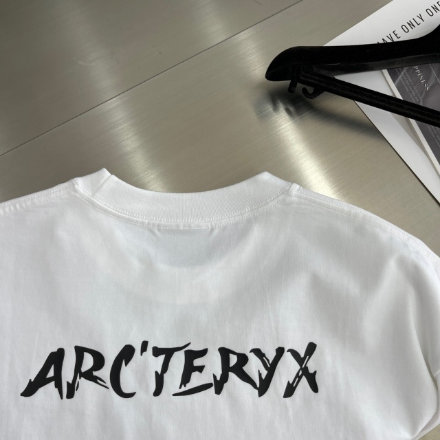 아크테릭스 ARCTERYX 남성 라운드 반팔 AT080