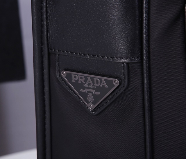 프라다 PRADA 남성 크로스백 2VD792 PR0823