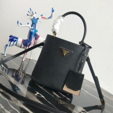 프라다 PRADA 1BA217 사피아노 파니에백 PR01210