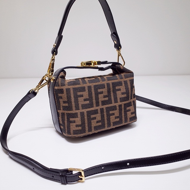 펜디 FENDI 숄더백 FD0686