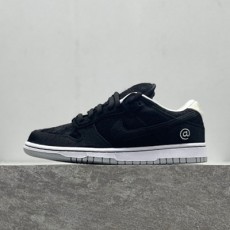 나이키 NIKE SB 덩크 로우 메디콤 토이 남성 스니커즈 NK0079