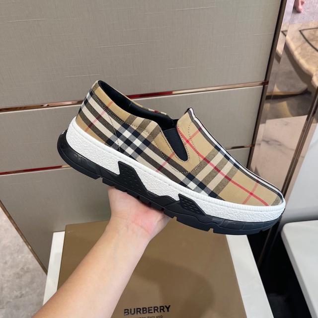 버버리 BURBERRY 남성 슬립온 BB251