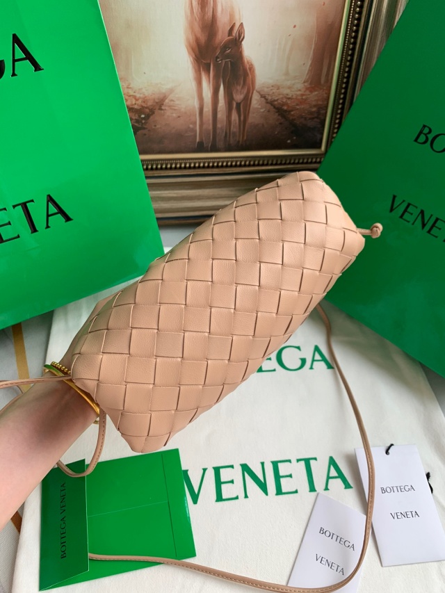 보테가 BOTTEGA VENETA 인트레치아토 만두백 BO0606