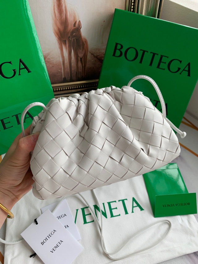 보테가 BOTTEGA VENETA 인트레치아토 만두백 BO0612