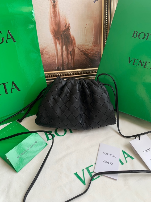 보테가 BOTTEGA VENETA 인트레치아토 만두백 BO0613