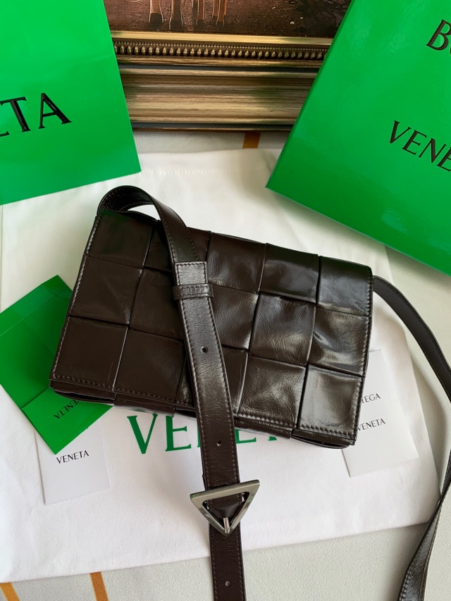 보테가 BOTTEGA VENETA 우븐 카세트 숄더백 667298 BO0654