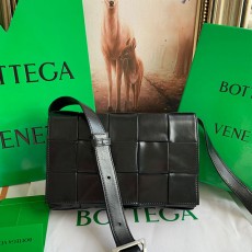 보테가 BOTTEGA VENETA 우븐 카세트 숄더백 667298 BO0656