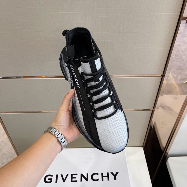 지방시 GIVENCHY 남성 스펙터 러너 스니커즈 GV0615