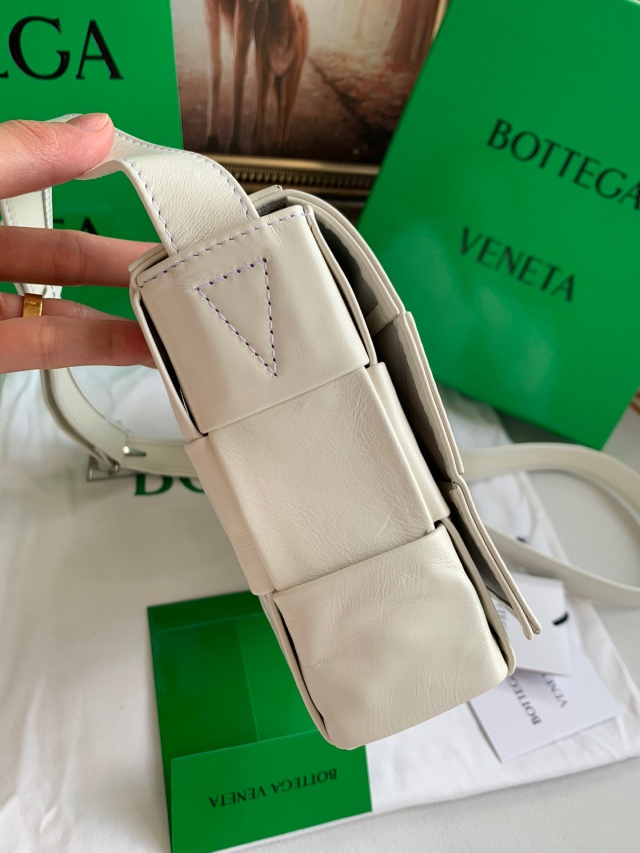 보테가 BOTTEGA VENETA 인트레치아토 카세트백 667298 BO0774