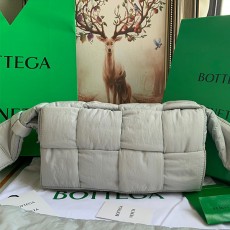 보테가 BOTTEGA VENETA 패디드 테크 카세트백 628951 BO0758