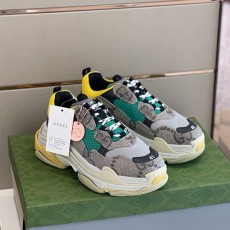 발렌시아가 Balenciaga 남여공용 트리플S 스니커즈 BG0697