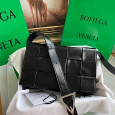 보테가 BOTTEGA VENETA 인트레치아토 카세트백 667298 BO0802