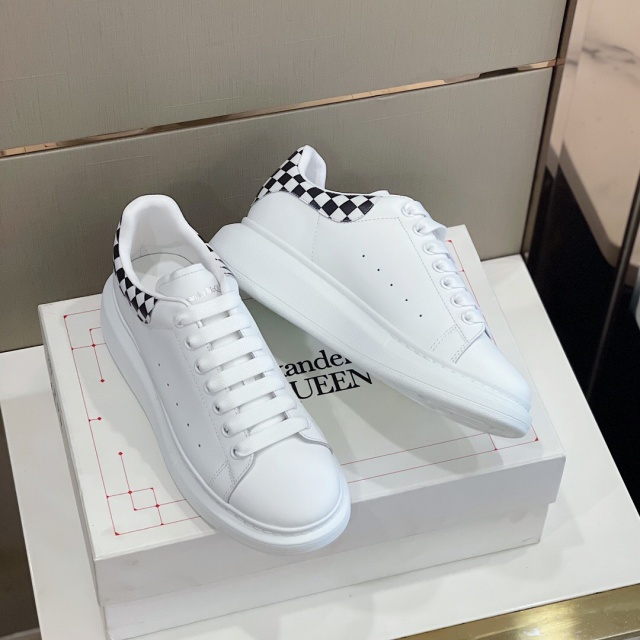 매퀸 Mcqueen 남여공용 오버솔 스니커즈 M379