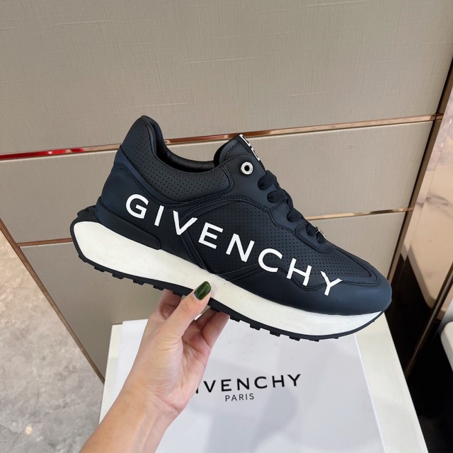 지방시 GIVENCHY 남성 러닝 스니커즈 GV0661