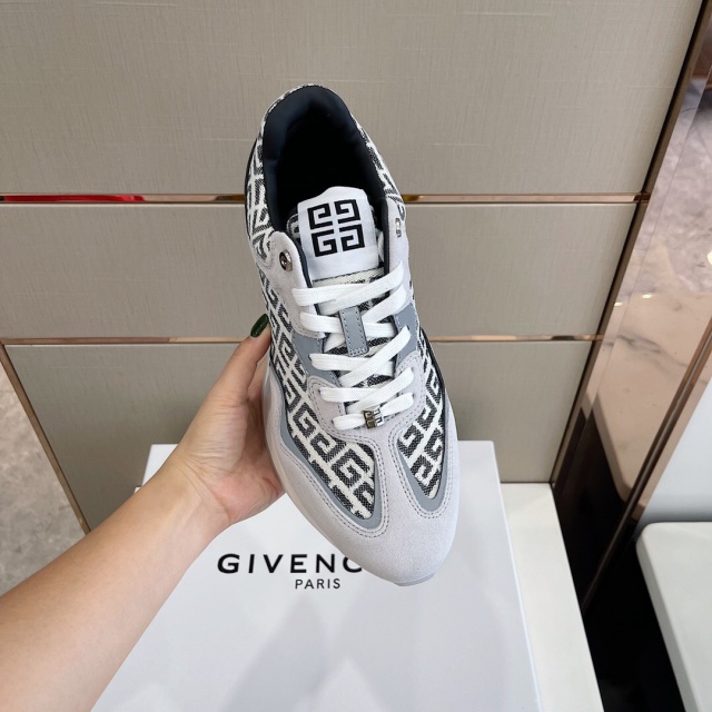 지방시 GIVENCHY 남성 러닝 스니커즈 GV0670