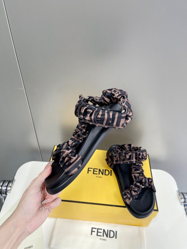 펜디 FENDI 여성 플랫 샌들 F157