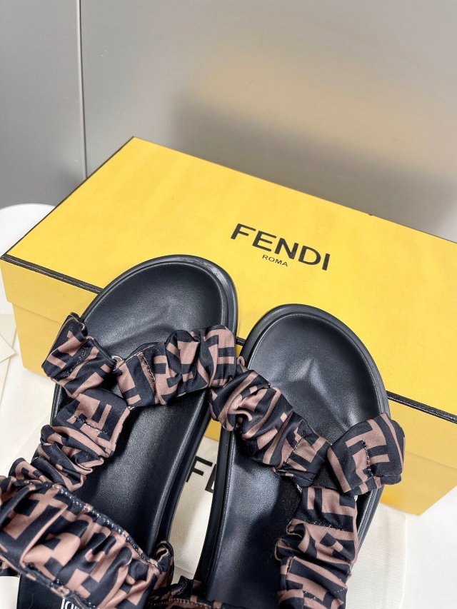 펜디 FENDI 여성 플랫 샌들 F157