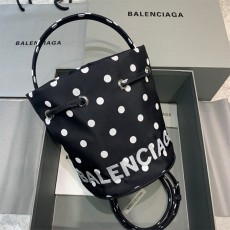 발렌시아가 Balenciaga 드로스트링 버킷백  BC0538