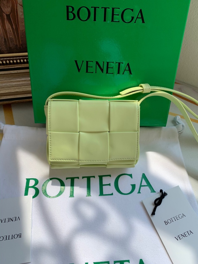 보테가 BOTTEGA VENETA 베네타 미니 카세트백 667048 BO0811