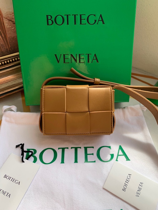 보테가 BOTTEGA VENETA 베네타 미니 카세트백 666688 BO0819