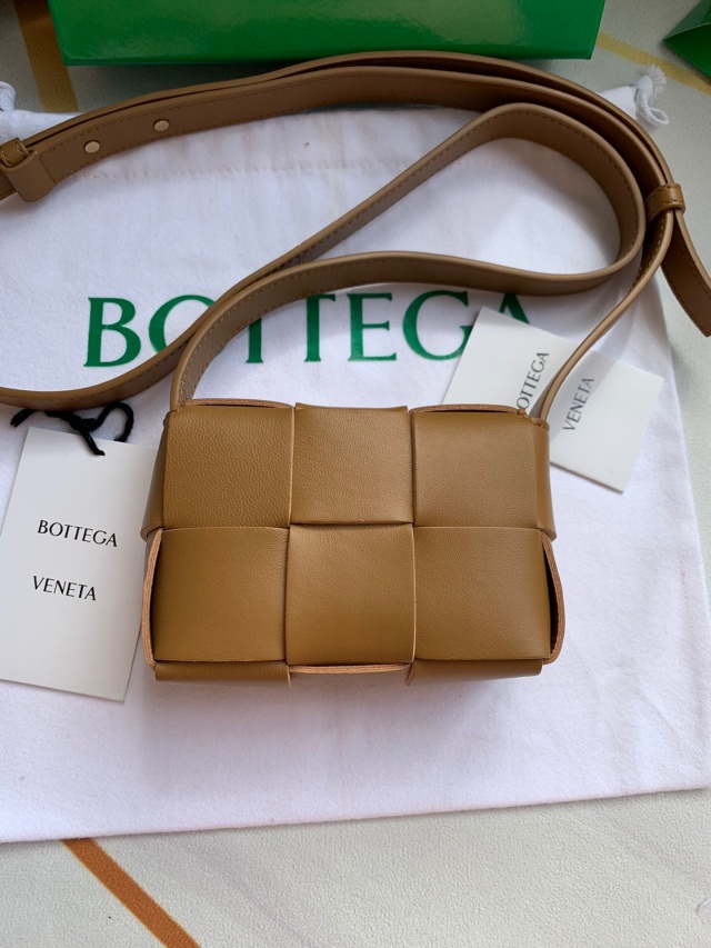 보테가 BOTTEGA VENETA 베네타 미니 카세트백 666688 BO0819