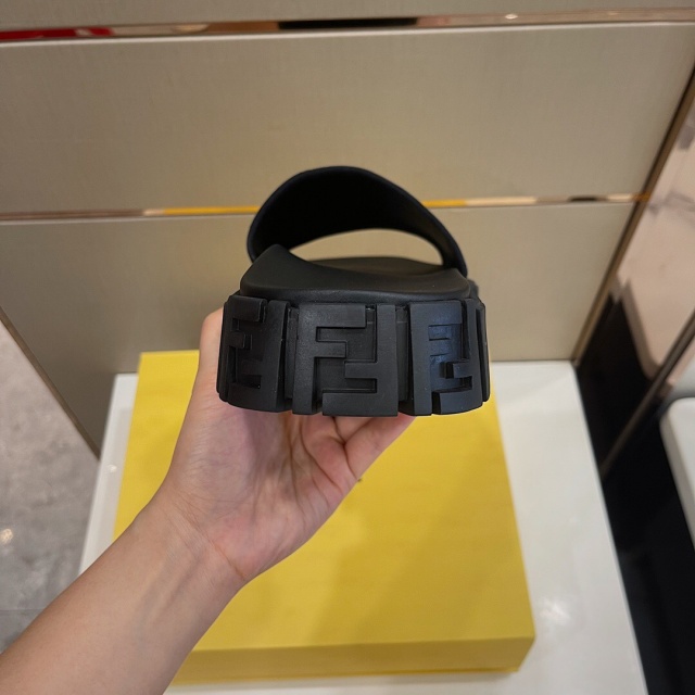 펜디 FENDI 남성 슬라이드 슬리퍼 F176