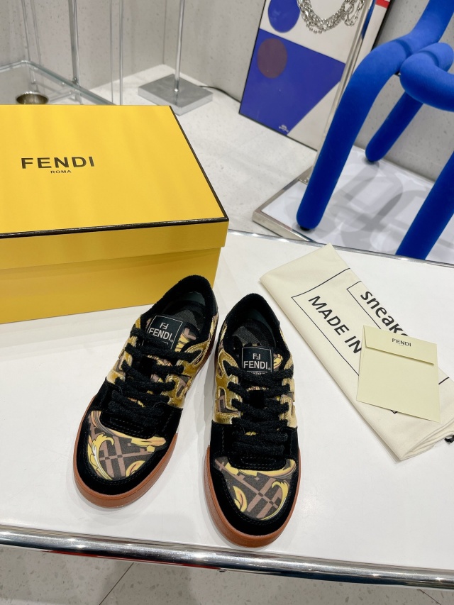 펜디 FENDI 남여공용  매치 스니커즈 F179