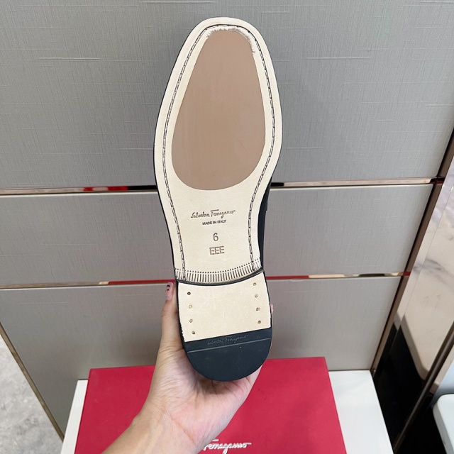 페레가모 FERRAGAMO 남성 로퍼 FM08646