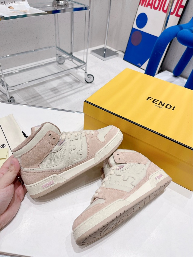 펜디 FENDI 여성 패치 스니커즈 F237