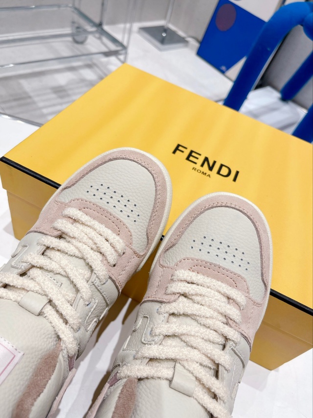 펜디 FENDI 여성 패치 스니커즈 F237