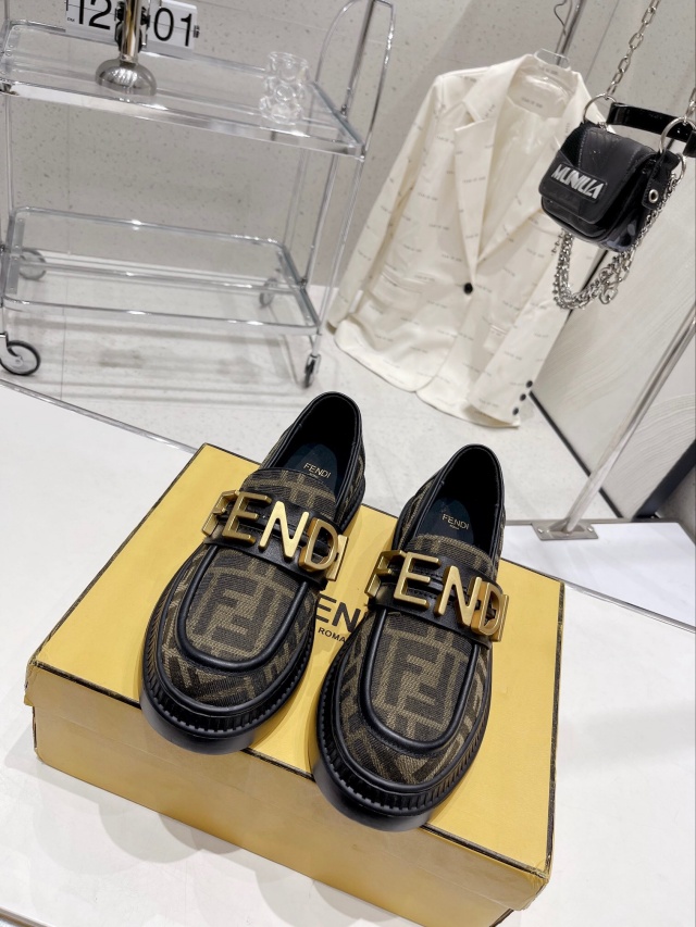 펜디 FENDI 여성 로퍼 F264