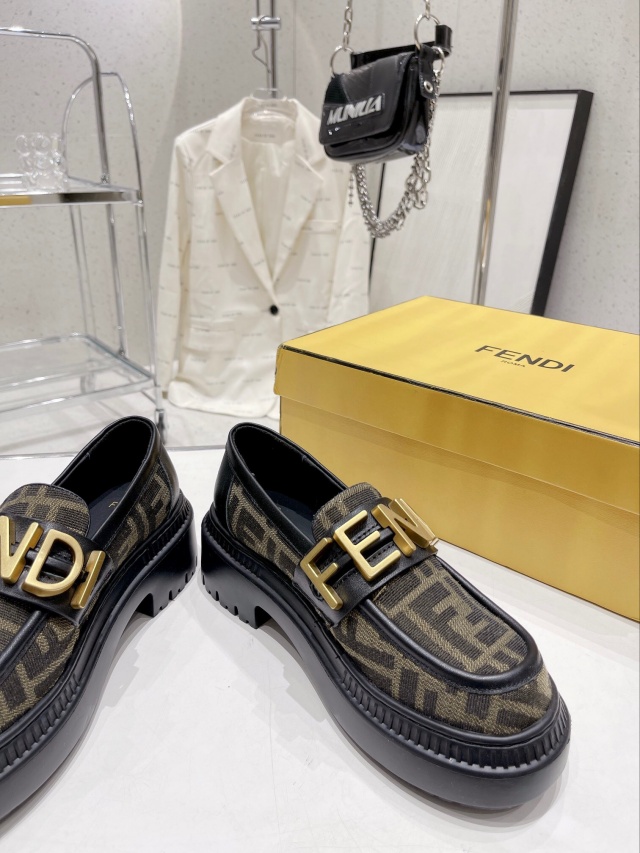 펜디 FENDI 여성 로퍼 F264