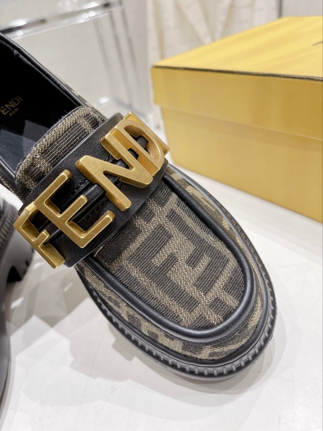 펜디 FENDI 여성 로퍼 F264