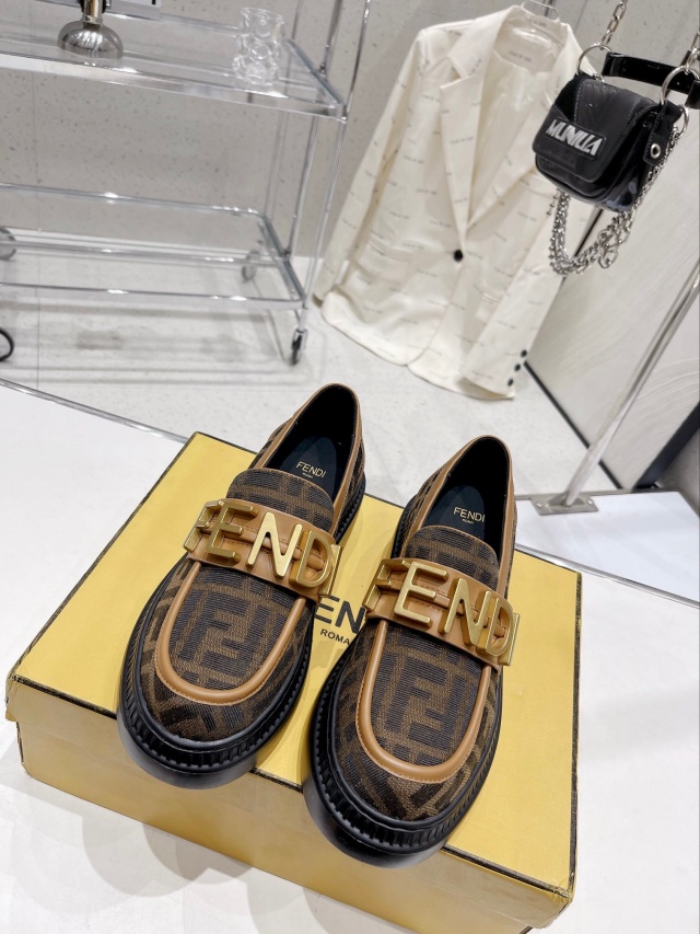 펜디 FENDI 여성 로퍼 F265