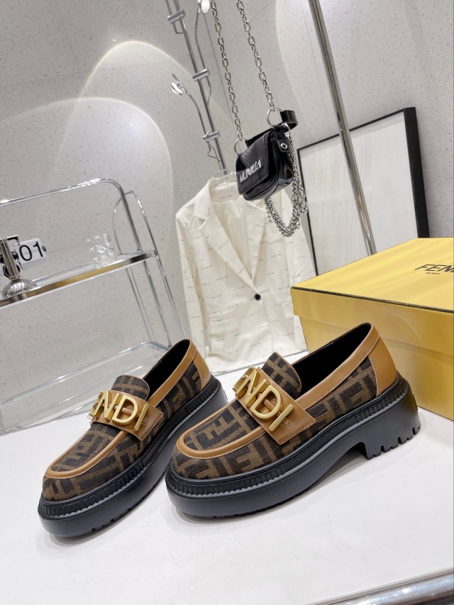 펜디 FENDI 여성 로퍼 F265