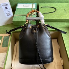 구찌 GUCCI 디아나 스몰 버킷백 724652 GU02356