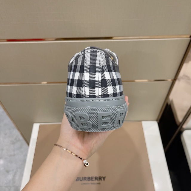 버버리 BURBERRY 남성 빈티지 체크 로우탑 스니커즈 BB404