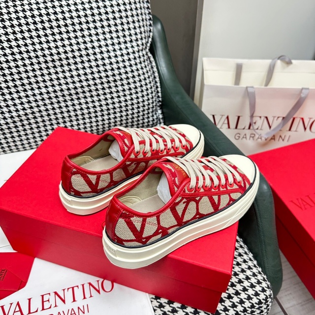 발렌티노 VALENTINO 여성 토탈루프 로우탑 스니커즈 VN1285