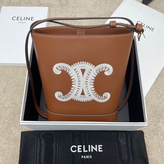 셀린느 CELINE 퀴르 트리옹프 스몰 버킷백 CL0617