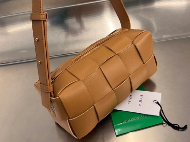 보테가 BOTTEGA VENETA  여성 브릭 카세트백 729166 BO0931