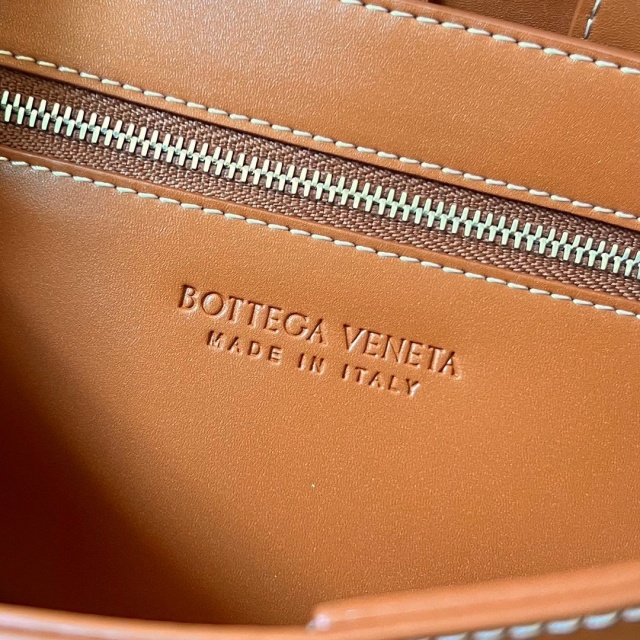 보테가 BOTTEGA VENETA  여성 카세트백 758105 BO0936